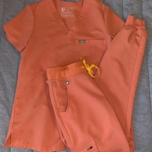 Figs Coral Scrub Set